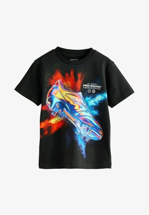 T-shirt nera con una grafica colorata di un scarponcino da calcio con accenti blu, rossi e arancioni. Include il testo "PRO/SQUAD" e loghi.