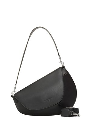 Sac à main en cuir noir en forme de croissant avec bandoulière amovible et ferrures argentées sur fond blanc.