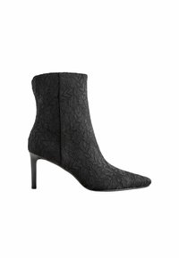 Černé kotníkové boty s špičatou špičkou, které mají texturovanou krajkovou vrstvu a jehlový podpatek. Vrchní část je hladká s květinovými vzory.