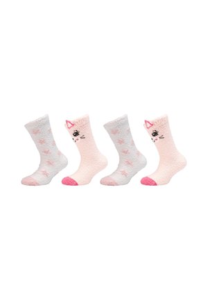 Vier flauschige Kinderstrümpfe in wechselnden Paaren: Weiß mit rosa Sternen und hellrosa mit Katzenköpfen und rosa Zehen.