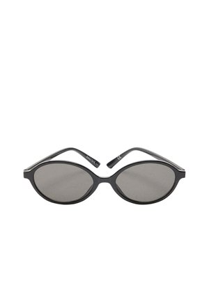 - Okulary przeciwsłoneczne