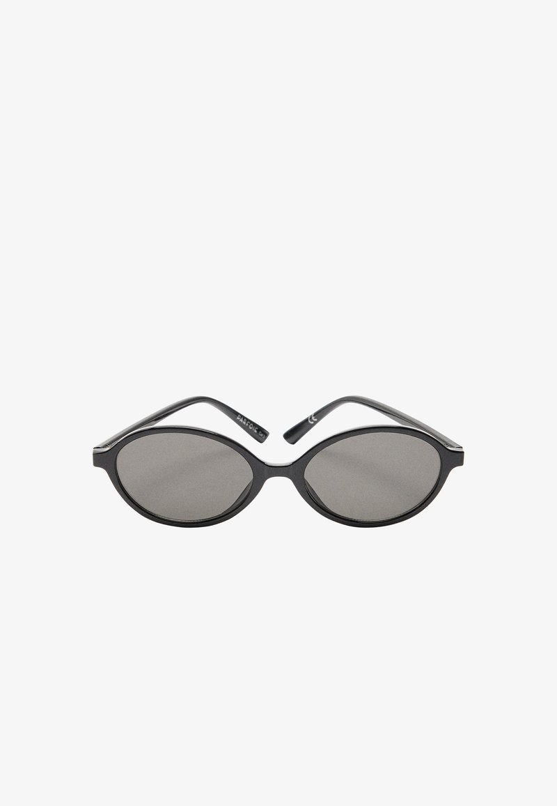 Czarne owalne okulary przeciwsłoneczne z ciemnymi soczewkami. Smukłe oprawki z polerowanym wykończeniem. Posiadają ozdobione zauszniki i subtelną logo marki.