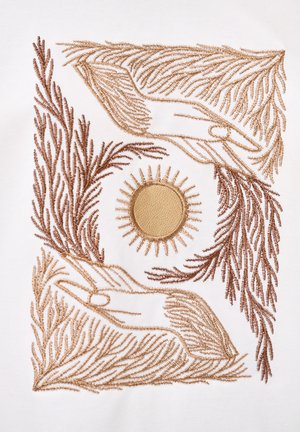 Dwie haftowane dłonie otoczone liściastymi gałązkami, tworzącymi ramę dla centralnie haftowanego słońca na białej tkaninie.