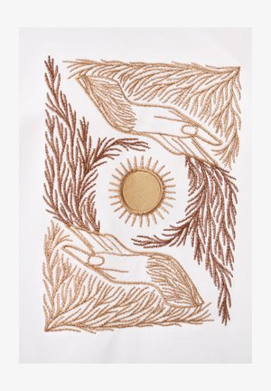 Dwie haftowane dłonie otoczone liściastymi gałązkami, tworzącymi ramę dla centralnie haftowanego słońca na białej tkaninie.