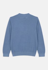 Απαλή μπλε πλεκτή ζακέτα με στρογγυλή λαιμόκοψη και μακριά μανίκια. Διαθέτει ριμπ μανσέτες και στρίφωμα, προσφέροντας μια λεία υφή.