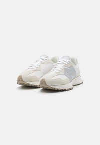 Zapatillas de correr blancas y gris claro con materiales de ante texturizado y malla, puntera redonda, cierre de cordones y suela de goma con patrón.