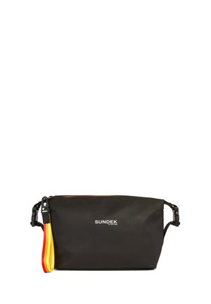 Bustina Sundek nera con chiusura a zip, cinghie laterali regolabili e linguetta in tessuto a righe rosse, gialle e arancioni.