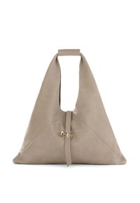Sac en cuir beige de forme triangulaire, avec une ouverture en haut et une seule bandoulière. Il présente un charme doré et des détails de couture subtils.