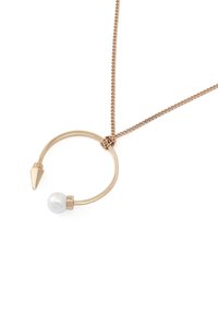 Collier doré avec un pendentif circulaire à extrémité pointue et un accent en perle blanche. La chaîne présente un design fin tressé.