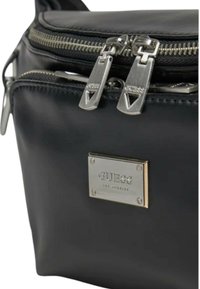 Bolsa de material sintético negro con cremalleras plateadas, herrajes metálicos y una placa de marca. Presenta un diseño estructurado y una forma compacta.