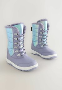 Lilla talvejalanõud, millel on läikiv, iridescente tikand pealismaterjal, kunstkarusnaha äär ja valge kummist talla. Omab paeltega kinnitust ja vastupidavat materjali.