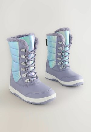 Botas de invierno moradas con un upper acolchado brillante e iridiscente, borde de piel sintética y suela de goma blanca. Presenta un diseño de cordones y material duradero.