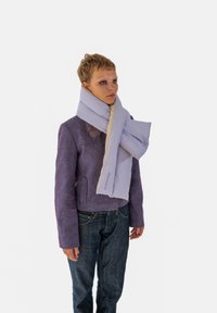 Pohodlný fialový šál s béžovým lemovaním, na ktorom sa nachádza slovo "EXPATRI" v modrej farbe. Tkanina vyzerá mäkko a štruktúrovane, je zakrivená okolo krku.