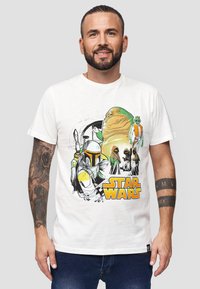 Weißes Baumwoll-T-Shirt mit einem farbenfrohen Star-Wars-Motiv, das Charaktere wie Jabba the Hutt und Boba Fett in kräftigen Konturen zeigt.