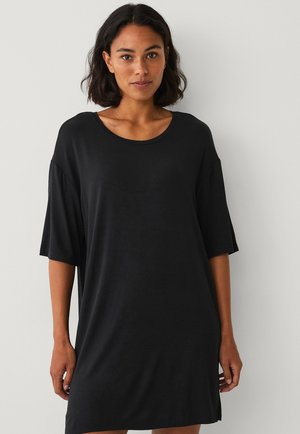 Schwarzes kurzärmeliges Kleid aus weichem Stoff, mit weitem Ausschnitt und lockerer Passform, in glatter Textur und ohne Muster.