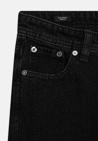 Jeans in denim nero con una vestibilità rilassata, caratterizzati da hardware argentato, una tasca per le monete sul davanti e un tessuto texture con modelli sottili.