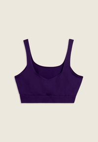 Top corto sin costuras de color morado con tirantes anchos y una banda acanalada en la parte inferior, mostrado sobre un fondo neutro.