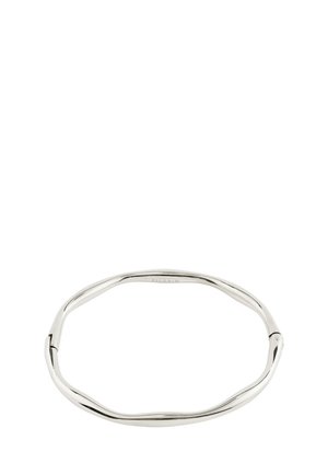 Strieborný, mierne nepravidelný okrúhly náramok s hladkým, lešteným povrchom a skrytým zapínaním.