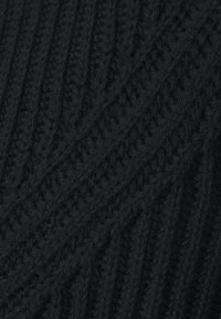 Černá pletená tkanina s ribbovanou strukturou a diagonálními pruhy, vyrobená z měkkého, vlně podobného materiálu. Bez výrazných vzorů nebo akcentů.