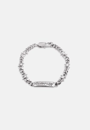 Ασημένιο βραχιόλι αλυσίδας με μια μπάρα χαραγμένη με τη φράση "ED HARDY", διακοσμημένο με σχέδιο συρματοπλέγματος και κούμπωμα με κλειδαριά αστακού.