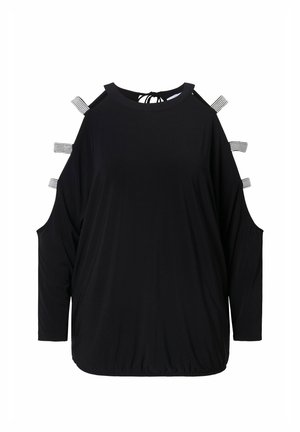 Top nero a maniche lunghe con spalle scoperte, caratterizzato da dettagli decorativi a strisce argento e un orlo arricciato per una vestibilità ampia.