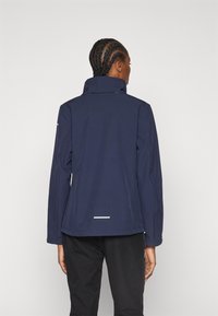 Giacca blu navy con colletto alto e maniche lunghe, caratterizzata da un design elegante, una texture liscia e un accento riflettente sull'orlo.