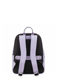 Zaino viola con un pannello in rete nera texturizzata, spallacci rinforzati e una maniglia superiore. I dettagli includono accessori in argento e spallacci regolabili.