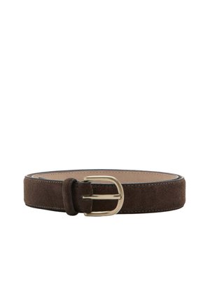 Donkerbruine suède riem met een zilverkleurige metalen gesp en bijpassende suède lus op een witte achtergrond.