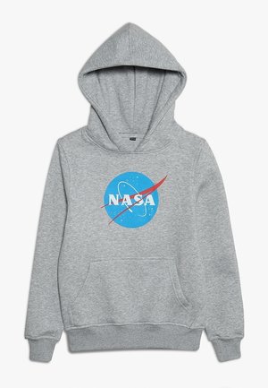 Lysegrå hættetrøje med frontlomme, der har NASA-logo i blå, hvid og rød på brystet.