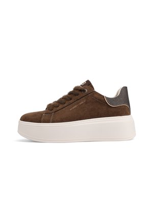 Sneaker in suede marrone con suola piatta bianca spessa, lacci marroni pelosi e dettaglio del tallone scuro e testurizzato, vista laterale su sfondo bianco.