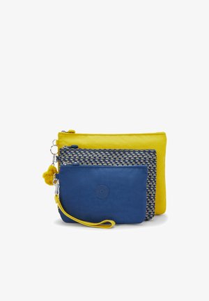 Drei mit Reißverschluss versehene Täschchen in Gelb und Blau. Das obere Täschchen ist einfarbig gelb, das mittlere zeigt ein gewebtes Muster, und das untere ist einfarbig blau mit einer Handschlaufe.