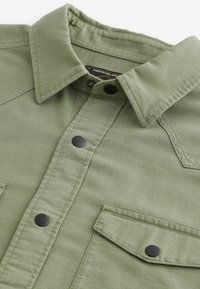 Next TWIN POCKET TEXTURED LONG SLEEVE - Marškiniai - khaki green