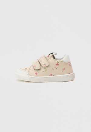Beige sneakers met bloemenprint, klittenbandsluitingen, ronde neus, witte rubberen zool, gestructureerde details en een gewatteerde opening voor comfort.