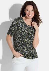Navyblauwe top met korte mouwen en een bloemmotief in groen, wit en blauw, met een ronde halslijn en een relaxte pasvorm.