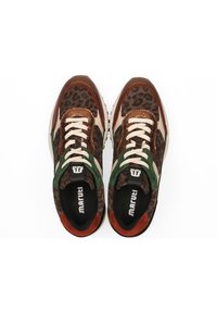 Schoenen met luipaardprint met bruine en groene suède accenten, beige veters en een zwarte logo op de tong. Dikke zool voor demping.