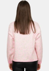 Maglione rosa con una consistenza morbida, caratterizzato da un leggero motivo a stampa leopardata, polsini a coste e una vestibilità rilassata.