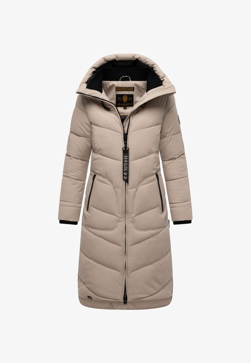 Manteau d'hiver long beige rembourré avec col montant, doublure intérieure noire, fermeture éclair sur le devant et poches latérales zippées.