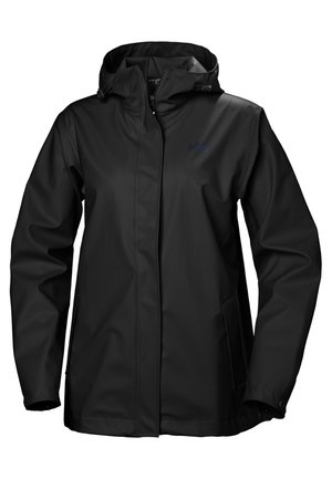 Chaqueta negra impermeable hecha de un material liso y brillante; cuenta con una capucha, frontal con cremallera y bolsillos laterales. Diseño sencillo sin patrones.