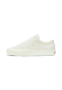 Hvide strikkede sneakers med lav profil, der har en tekstureret overflade og minimalistisk design. Gummisål og snørebåndslukning.