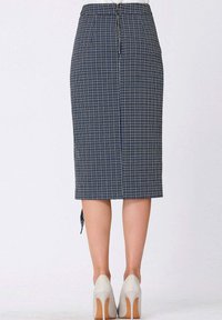 Jupe crayon longueur genoux en motif vichy bleu marine et blanc, dotée d'une fermeture éclair à l'arrière et d'une fente avec un détail à nouer.