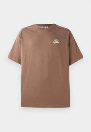 Brun kortærmet bomulds T-shirt med rund hals og lille hvid Adidas Originals-logo på venstre bryst.