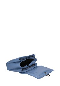Borsa a spalla sintetica blu trapuntata con multiple cerniere e tasca removibile. Presenta una fodera interna nera e dettagli in metallo eleganti.