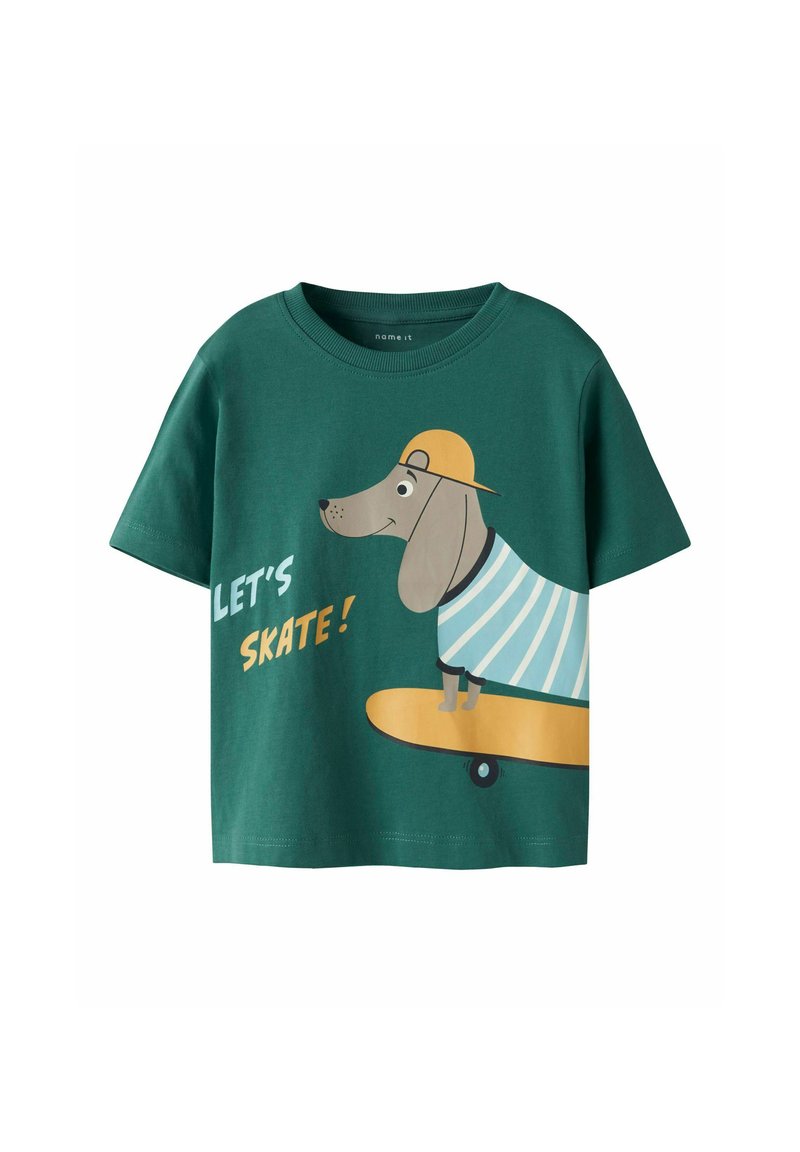 Grøn bomulds T-shirt med kortærmet design. Har et grafik af en hund på en skateboard iført en stribet skjorte og en gul kasket.