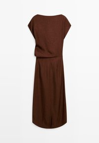 Hnědé šaty vyrobené z texturované látky s volným střihem, mají krátké rukávy, široký výstřih a decentní siluetu.