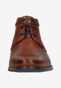 Bruine leren schoenen met een gladde afwerking, ronde neus en een vetersluiting met twee oogjes. Ze hebben een contrasterende blauwe zool.