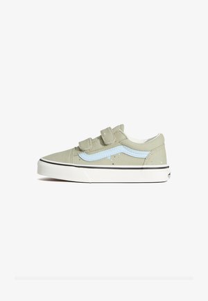 Zelený plátěný teniska se zapínáním na suchý zip, světle modrým pruhem na boku, bílým vnitřkem a černým okrajem podrážky.