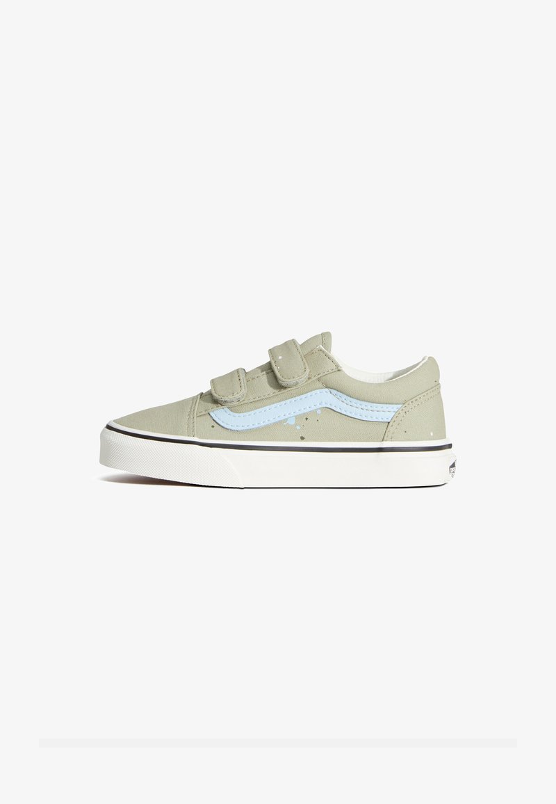 Baskets en toile verte avec fermetures à scratch, bande latérale bleu clair, intérieur blanc et bordure de semelle extérieure noire.