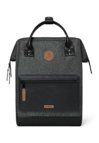 Grijze stoffen rugzak met zwarte leren accenten, vierkante vorm, bovenhandvat, voorzijde ritsvak en een ronde logo patch. Textuur oppervlak.