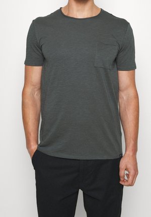 Ciemnoszary t-shirt z krótkim rękawem wykonany z miękkiego materiału, z kieszenią na piersi i zaokrąglonym dekoltem, o swobodnym kroju i subtelnej fakturze.