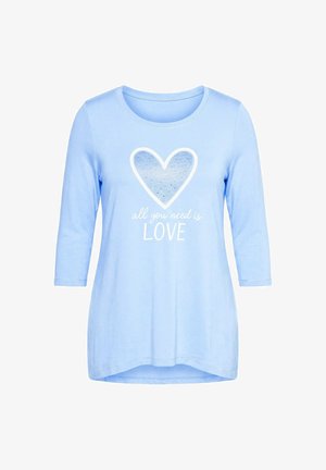 Camicia a maniche lunghe azzurro chiaro con un grande cuore e la scritta "all you need is LOVE" sul davanti, scollo rotondo e orlo leggermente curvo.